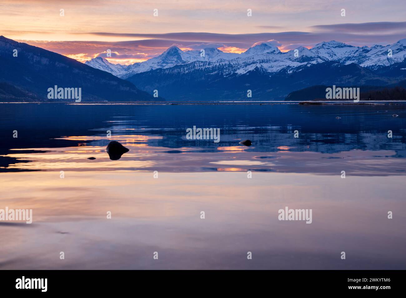 Rive du lac de Thoune avec Eiger Mönch et Jungfrau à un lever de soleil d'hiver Banque D'Images