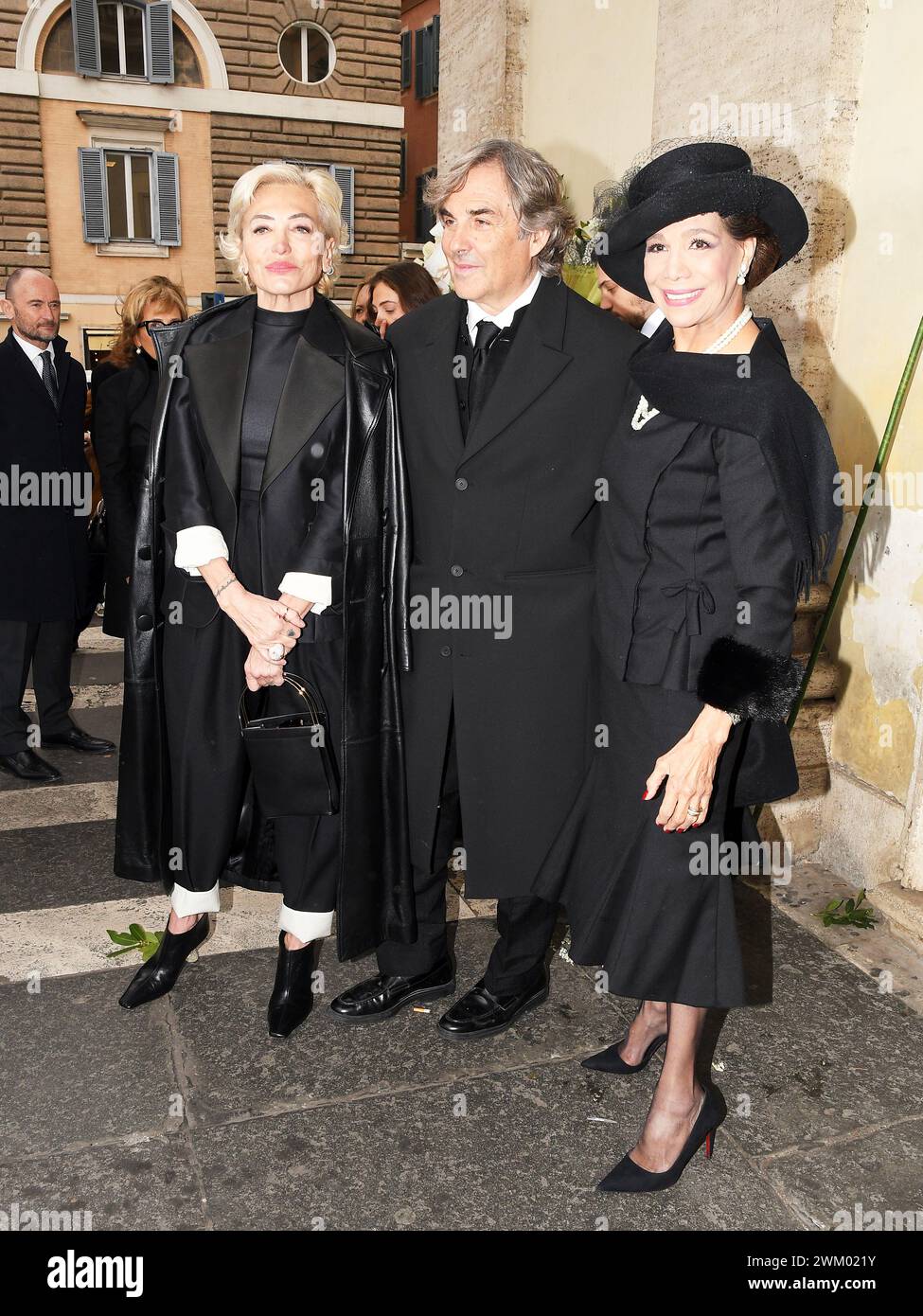 Rome, Italie. 23 février 2024. Rome, funérailles d'ira von Fürstenberg à l'église des artistes. Sur la photo : Hubertus de Hohenlohe fils d'ira von Fürstenberg et de son épouse Simona Gandolfi et de la comtesse Marisela FEDERICI crédit : Agence photo indépendante/Alamy Live News Banque D'Images