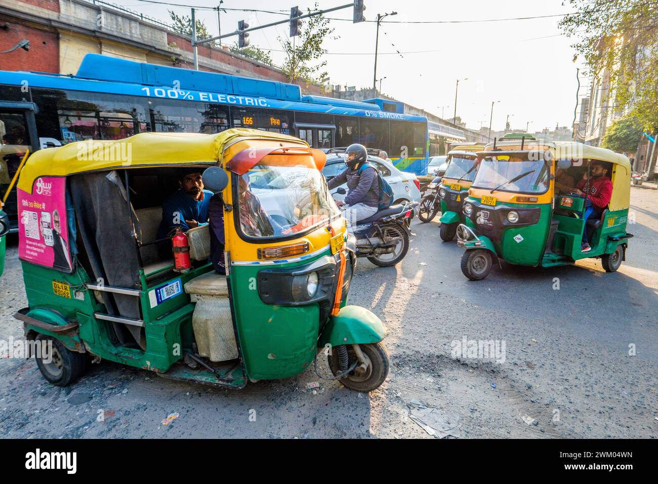 Tuk tuks et congestion routière générale à Delhi Inde Banque D'Images