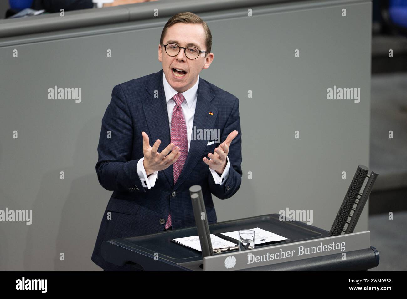 Berlin, Allemagne. 23 février 2024. Philipp Amthor (CDU), membre du Bundestag, intervient lors d’un débat en salle plénière du Bundestag allemand crédit : Hannes P. Albert/dpa/Alamy Live News Banque D'Images