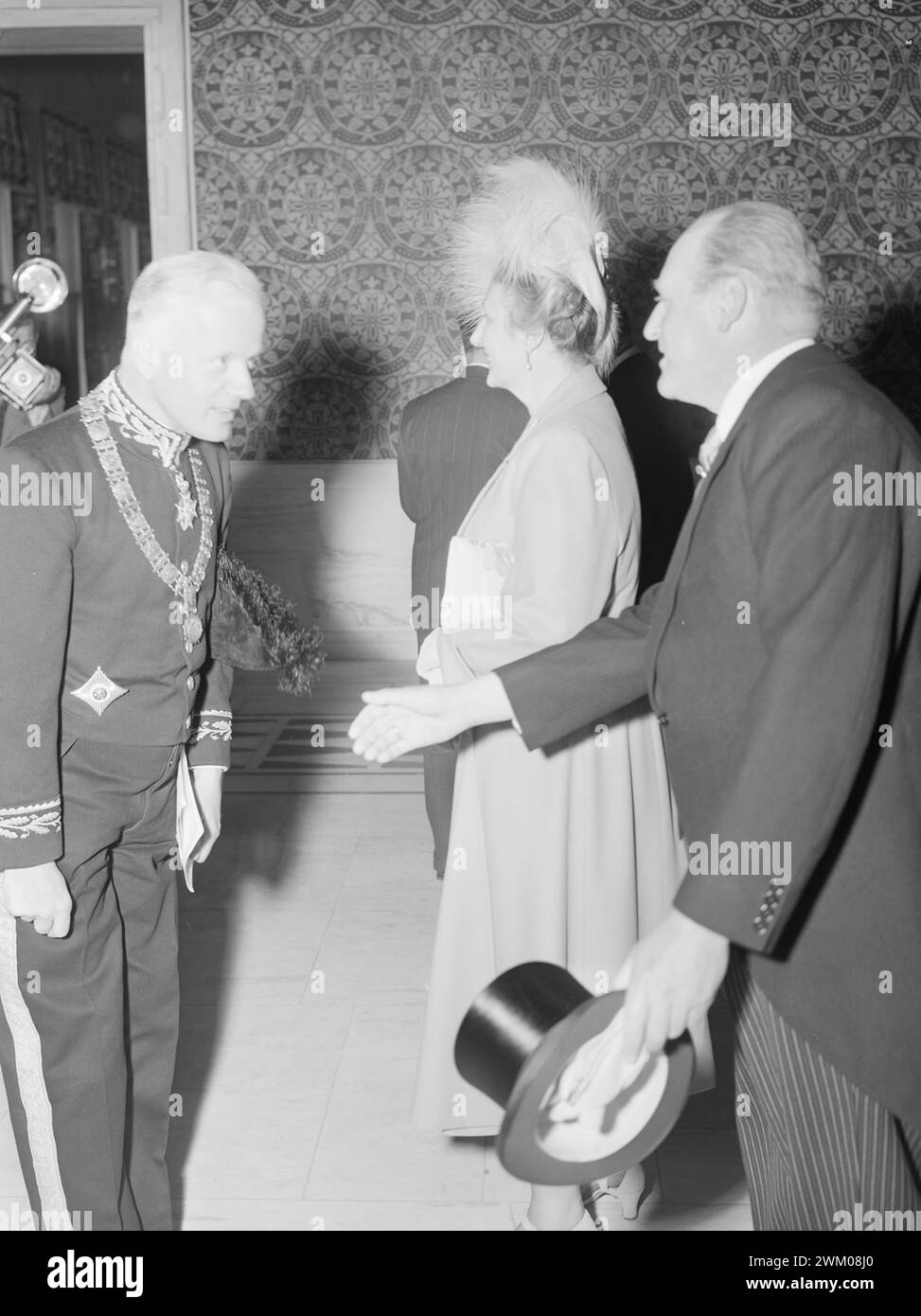 Courant 1950 : Oslo 900 ans Jubilé et inauguration de la mairie. Le prince héritier Olav et la princesse héritière Märtha accueillent les invités, y compris le maire d'Amsterdam d'Ailly.photo : Sverre A. Børretzen et Arne Kjus / Aktuell / NTB ***la photo n'est pas traitée par image*** Banque D'Images