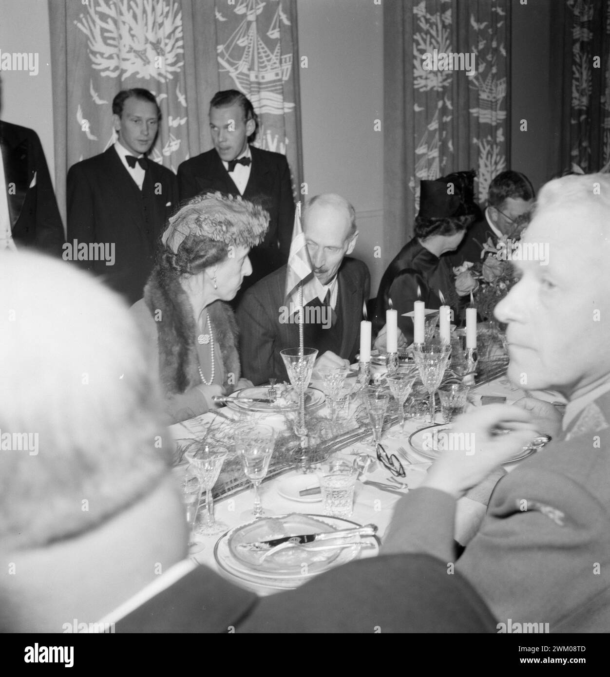 Effectif 1946 : les frontaliers dans un groupe autour d'un bateau et d'un pont. Svine Sound. L’ouverture du pont Svinesund et le dévoilement du bateau commémoratif à Nybergsund. La reine Louise et le roi Harald VII.photo : th. Skotaam / Aktuell / NTB ***la photo n'est pas traitée*** Banque D'Images