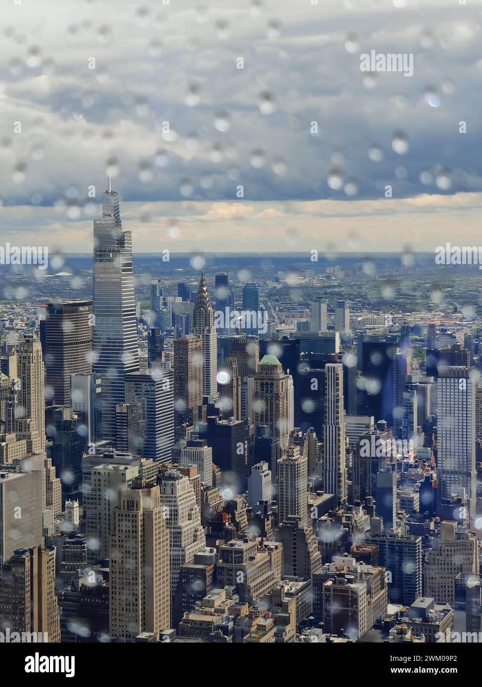 New York, États-Unis - 2 mai 2023 : vue de Midtown Manhattan, New York, avec un Vanderbilt et Chrysler Building avec des nuages de pluie venant en sens inverse. Regardant à travers Banque D'Images
