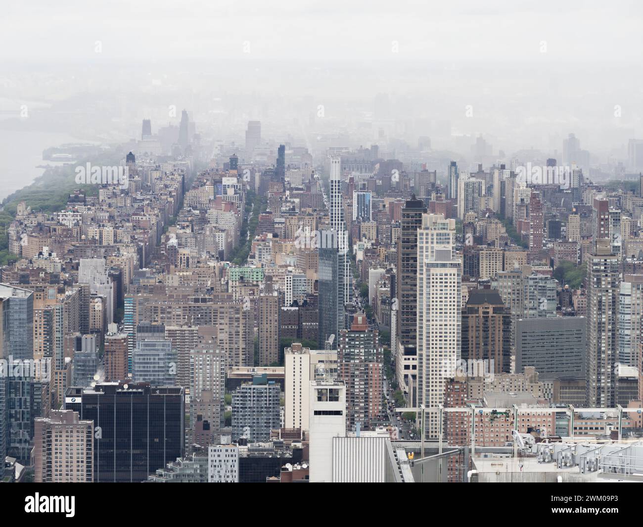 New York, États-Unis - 2 mai 2023 : L'Upper West Side de Manhhattan est décevant dans la brume et la pluie. Vue au nord depuis Midtown Manhattan. Banque D'Images