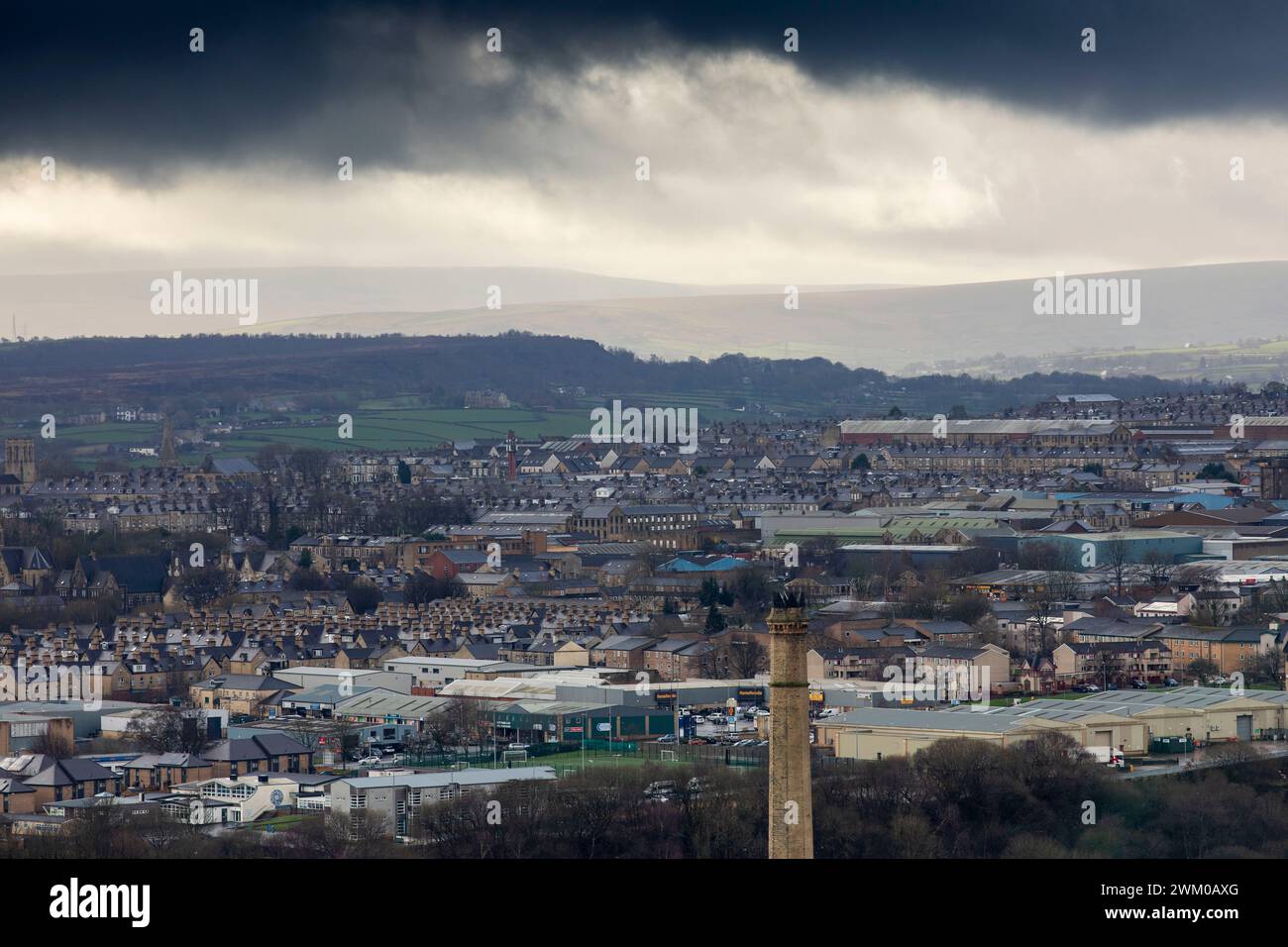 Halifax est une petite ville et une ville de marché dans l'arrondissement métropolitain de Calderdale dans le West Yorkshire, en Angleterre. C'est le centre commercial, culturel et administratif de l'arrondissement et le siège du conseil municipal de Calderdale. Au XVe siècle, la ville est devenue un centre économique de l'ancienne West Riding of Yorkshire, principalement dans la fabrication de laine. Halifax est la plus grande ville de l'arrondissement de Calderdale. Halifax était une ville florissante pendant la Révolution industrielle. Il est célèbre pour être la maison de Halifax Building Society. Crédit : Windmill images/Alamy Live News Banque D'Images