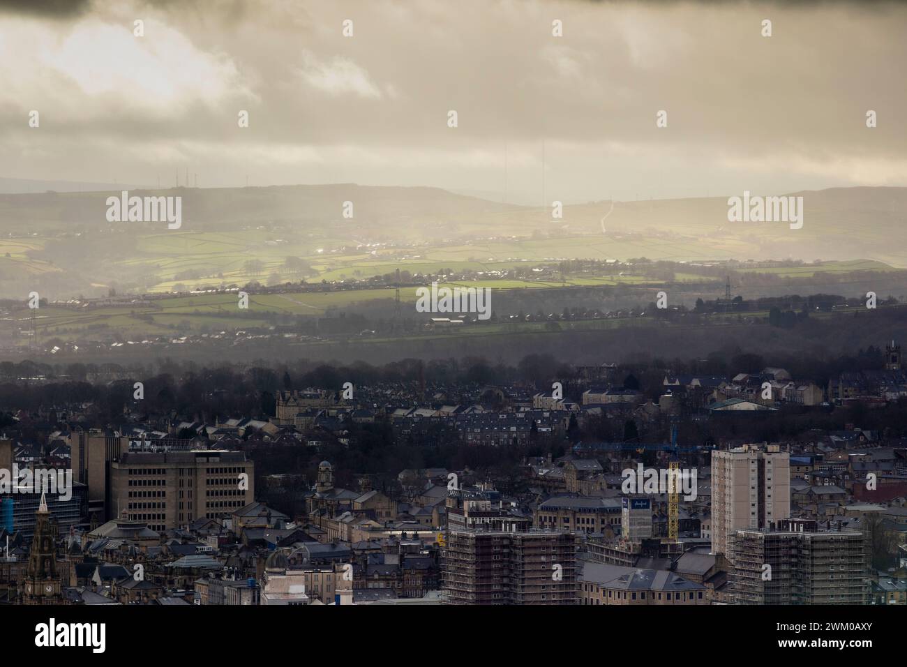 Halifax est une petite ville et une ville de marché dans l'arrondissement métropolitain de Calderdale dans le West Yorkshire, en Angleterre. C'est le centre commercial, culturel et administratif de l'arrondissement et le siège du conseil municipal de Calderdale. Au XVe siècle, la ville est devenue un centre économique de l'ancienne West Riding of Yorkshire, principalement dans la fabrication de laine. Halifax est la plus grande ville de l'arrondissement de Calderdale. Halifax était une ville florissante pendant la Révolution industrielle. Il est célèbre pour être la maison de Halifax Building Society. Crédit : Windmill images/Alamy Live News Banque D'Images