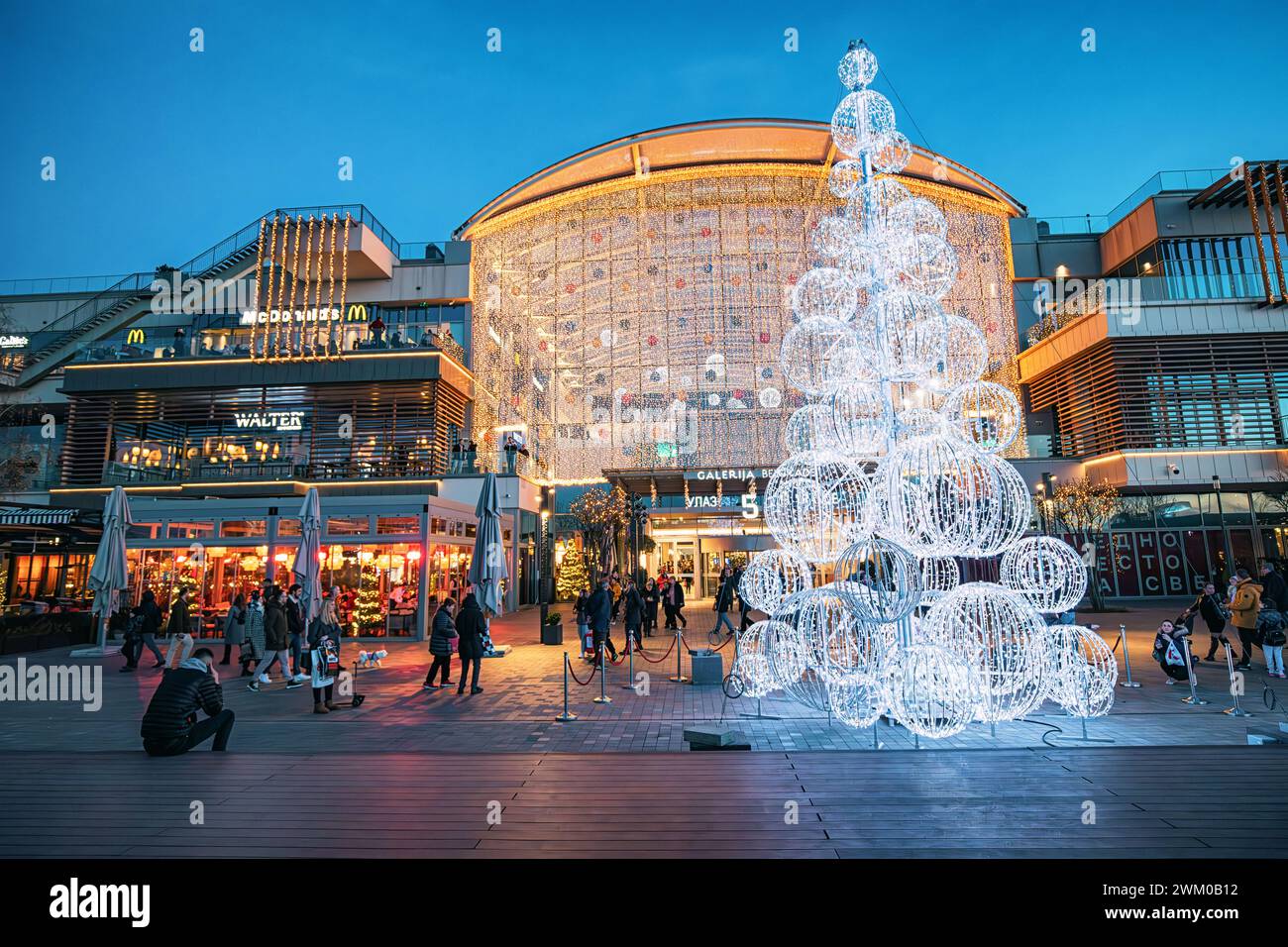 02 janvier 2024, Belgrade, Serbie : des foules joyeuses au centre commercial et commercial animés Galerija de Belgrade, ornés de décorations de Noël enchanteresses Banque D'Images