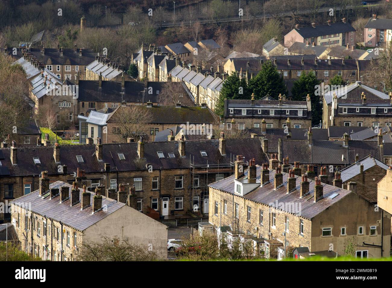 Halifax est une petite ville et une ville de marché dans l'arrondissement métropolitain de Calderdale dans le West Yorkshire, en Angleterre. C'est le centre commercial, culturel et administratif de l'arrondissement et le siège du conseil municipal de Calderdale. Au XVe siècle, la ville est devenue un centre économique de l'ancienne West Riding of Yorkshire, principalement dans la fabrication de laine. Halifax est la plus grande ville de l'arrondissement de Calderdale. Halifax était une ville florissante pendant la Révolution industrielle. Il est célèbre pour être la maison de Halifax Building Society. Crédit : Windmill images/Alamy Live News Banque D'Images