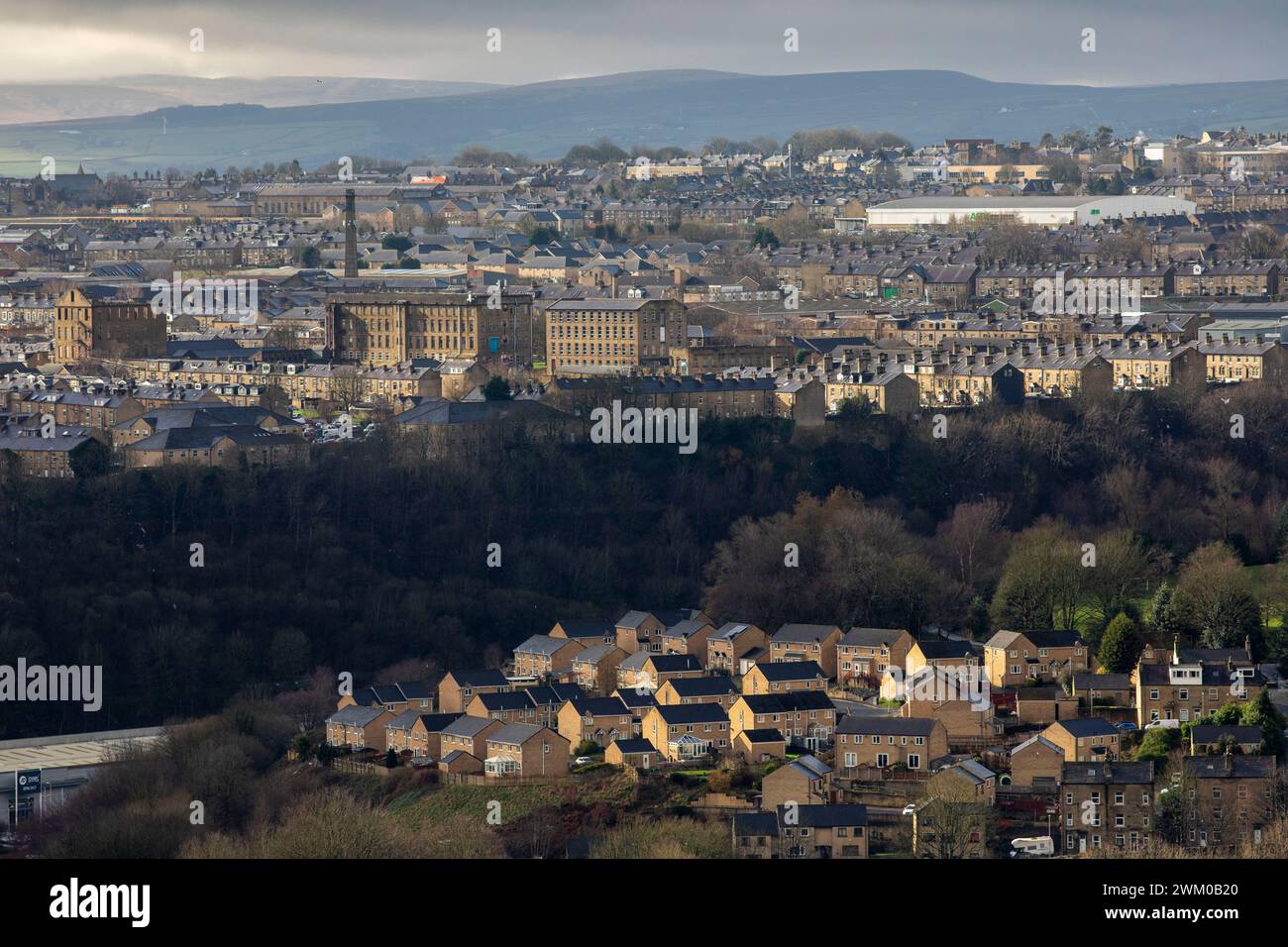 Halifax est une petite ville et une ville de marché dans l'arrondissement métropolitain de Calderdale dans le West Yorkshire, en Angleterre. C'est le centre commercial, culturel et administratif de l'arrondissement et le siège du conseil municipal de Calderdale. Au XVe siècle, la ville est devenue un centre économique de l'ancienne West Riding of Yorkshire, principalement dans la fabrication de laine. Halifax est la plus grande ville de l'arrondissement de Calderdale. Halifax était une ville florissante pendant la Révolution industrielle. Il est célèbre pour être la maison de Halifax Building Society. Crédit : Windmill images/Alamy Live News Banque D'Images