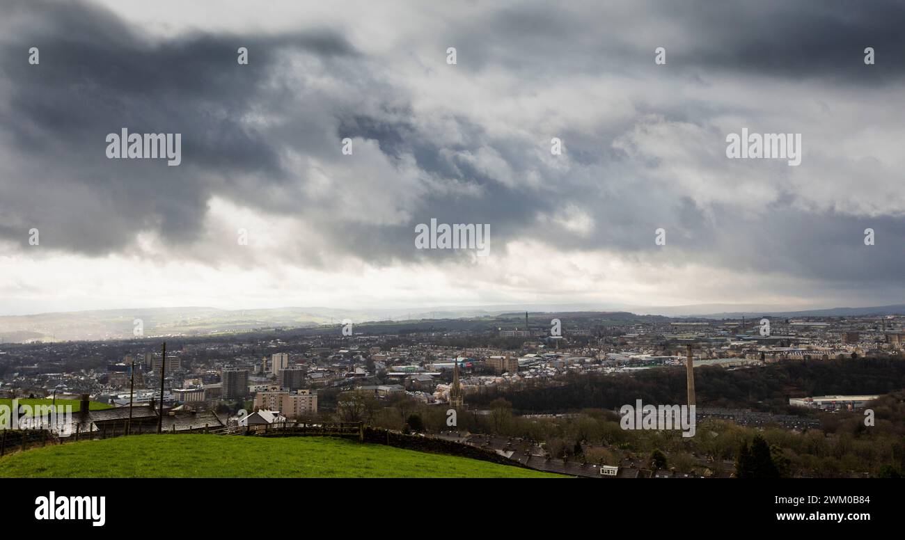 Halifax est une petite ville et une ville de marché dans l'arrondissement métropolitain de Calderdale dans le West Yorkshire, en Angleterre. C'est le centre commercial, culturel et administratif de l'arrondissement et le siège du conseil municipal de Calderdale. Au XVe siècle, la ville est devenue un centre économique de l'ancienne West Riding of Yorkshire, principalement dans la fabrication de laine. Halifax est la plus grande ville de l'arrondissement de Calderdale. Halifax était une ville florissante pendant la Révolution industrielle. Il est célèbre pour être la maison de Halifax Building Society. Crédit : Windmill images/Alamy Live News Banque D'Images