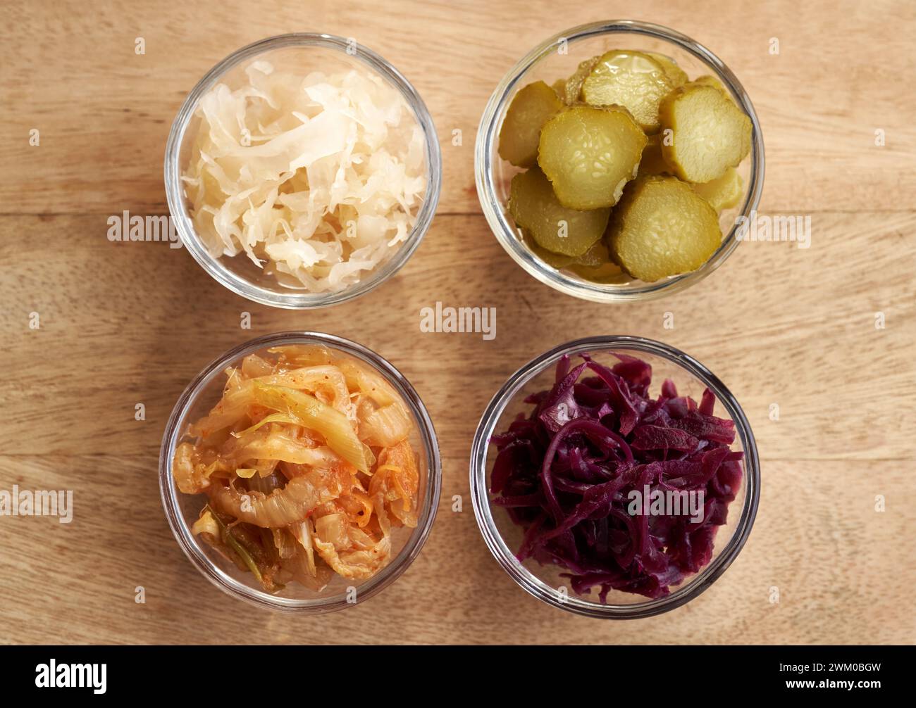 Aliments fermentés et légumes - kimchi, choucroute blanche et violette et cornichons Banque D'Images