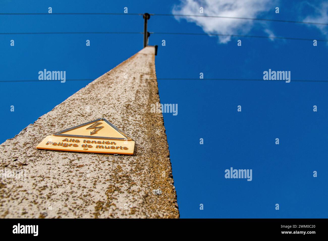 Traduction : danger de mort à haute tension. Panneau indicateur « danger de mort haute tension » sur les tours en béton ou en métal électroconductrices Banque D'Images