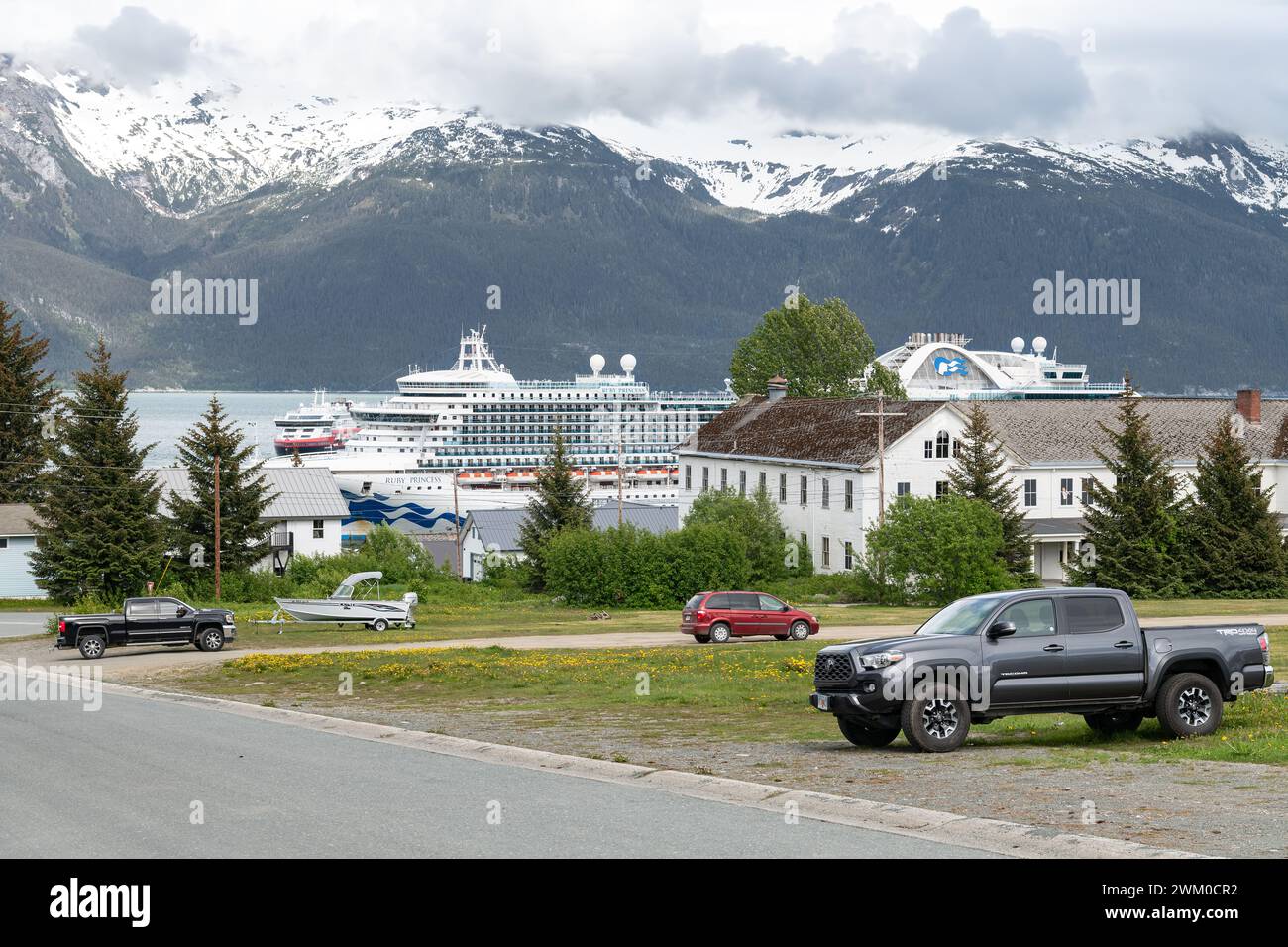 Maisons dans l'ancien fort William H. Seward avec le Ruby Princess Cruise Liner amarré, Haines, Alaska, États-Unis Banque D'Images