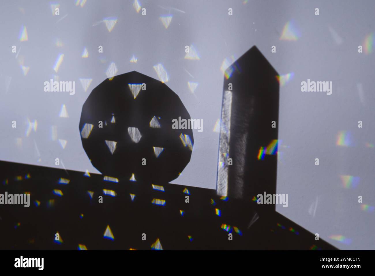 Objet vu à travers un faisceau laser réfracté par un prisme Banque D'Images