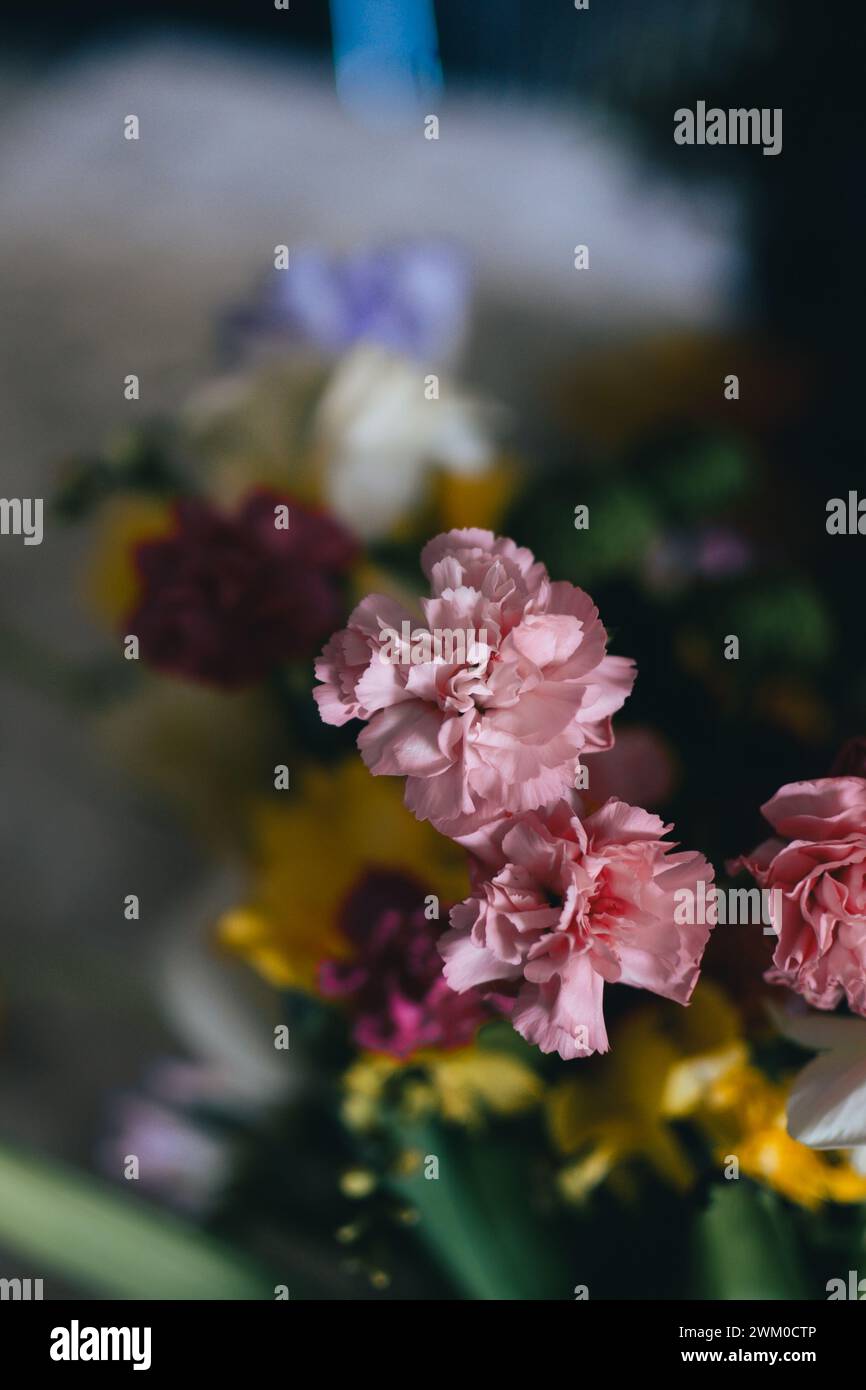 Un arrangement floral sur une table avec des fleurs dispersées Banque D'Images