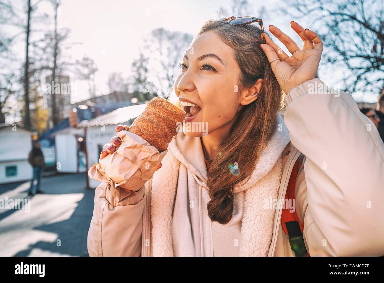 Arôme irrésistible du gâteau trdelnik fraîchement cuit, une pâtisserie traditionnelle tchèque connue pour sa douceur alléchante et sa forme de cheminée unique. Banque D'Images