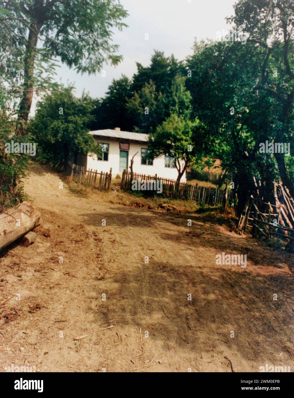 Andreiasu, Comté de Vrancea, Roumanie, 1992. La route boueuse non pavée menant à une école d'une pièce dans un village isolé. Banque D'Images