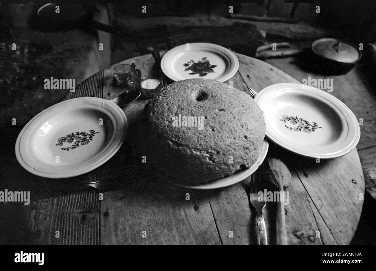 Comté de Vrancea, Roumanie, approx. 1992. Polenta au centre d'une table basse en bois simple. Banque D'Images