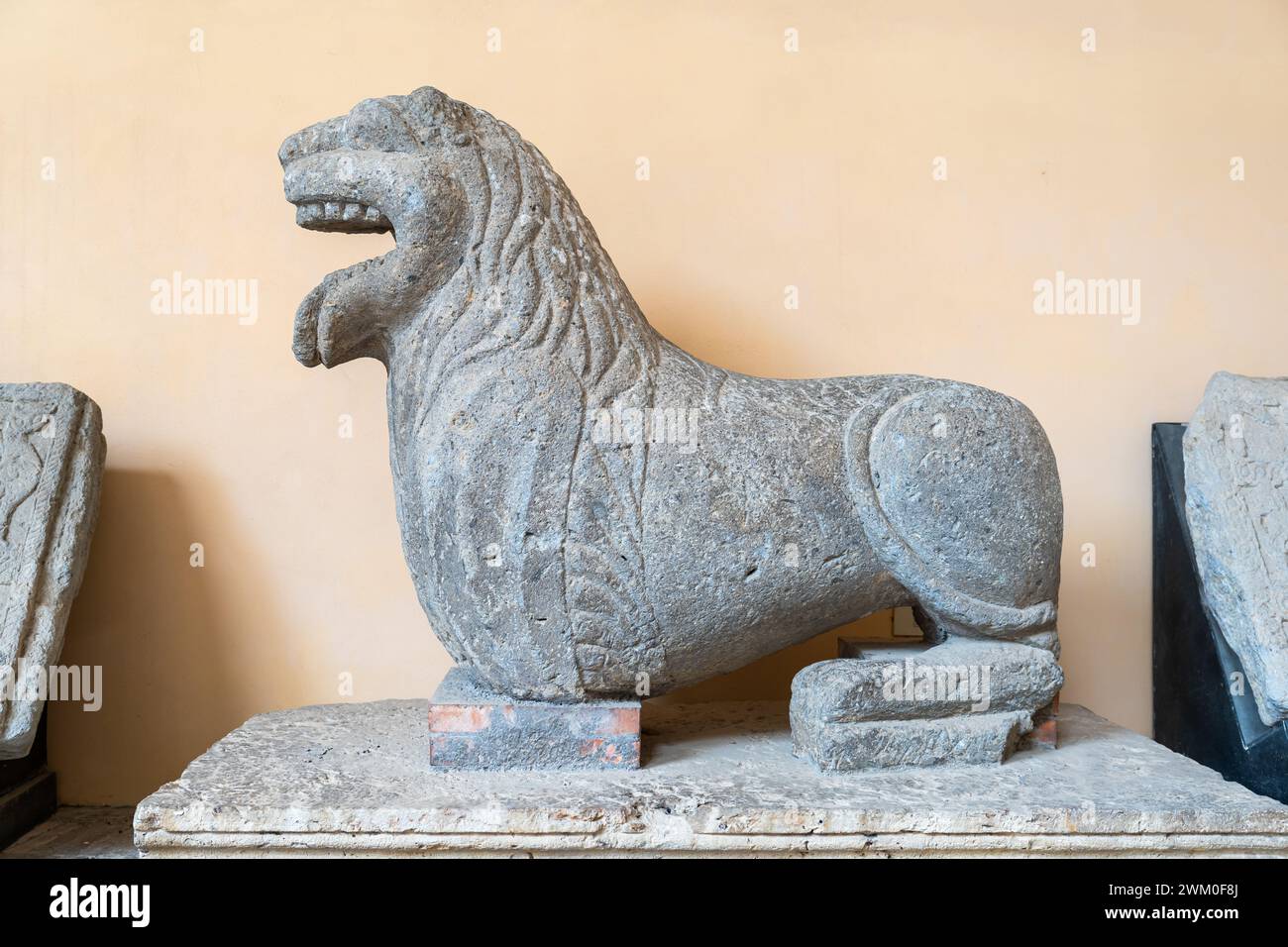 Ruines de l'ancienne statue en pierre représentant de profil une bête à bouche ouverte Banque D'Images