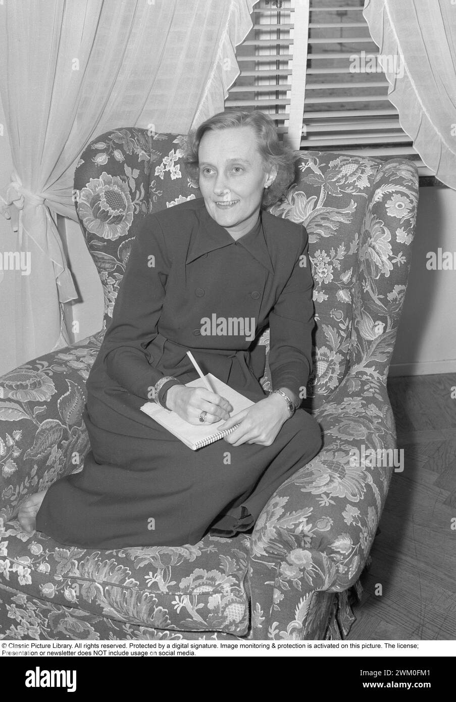 Astrid Lindgren. Auteur suédois de livres, chansons et romans pour enfants. Né le 14 novembre 1907 au 28 janvier 2002 Internationalement célèbre pour les livres featurings Pippi Longstocking, Emil de Lönneberga, Karlsson-sur-le-toit et les six enfants Bullerby. en 2017, elle est la 18e auteure la plus traduite au monde. Environ 167 millions de ses livres ont été vendus dans le monde entier en 2010. 1950. Kristoffersson ref 274A-6 *** local légende *** Banque D'Images