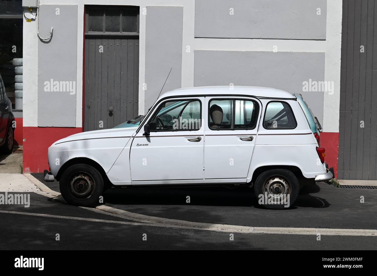 Une voiture française classique garée au bord d'une route dans le village de Montréal, dans le sud de la France Banque D'Images