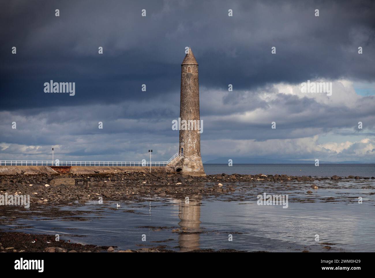 Le mémorial de la chaîne une tour ronde en granit construite à l'entrée de Larne Lough dans le comté d'Antrim, en Irlande du Nord, construite en 1888. Banque D'Images