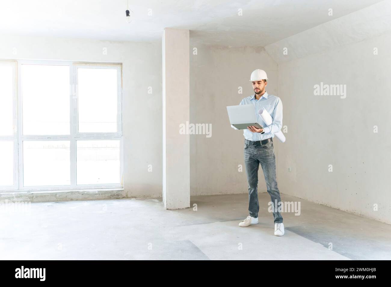 Heureux architecte utilisant un ordinateur portable sur le site Banque D'Images