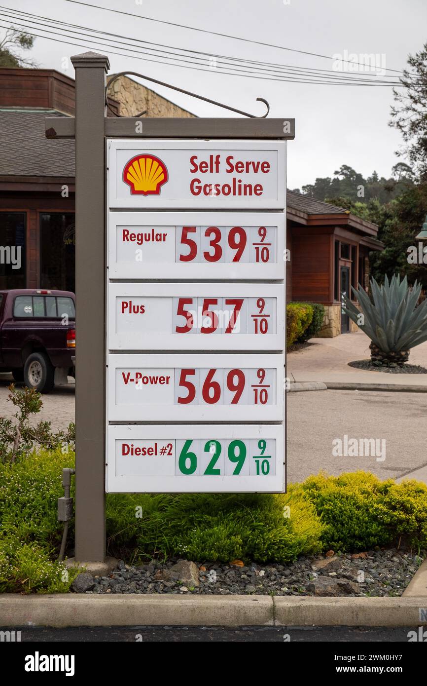 Affiche Shell indiquant les prix du gaz en Californie 2024 Banque D'Images