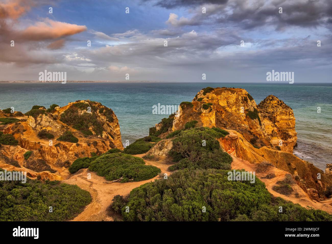 Portugal, Algarve, Lagos, nuages sur les falaises sur la côte atlantique Banque D'Images