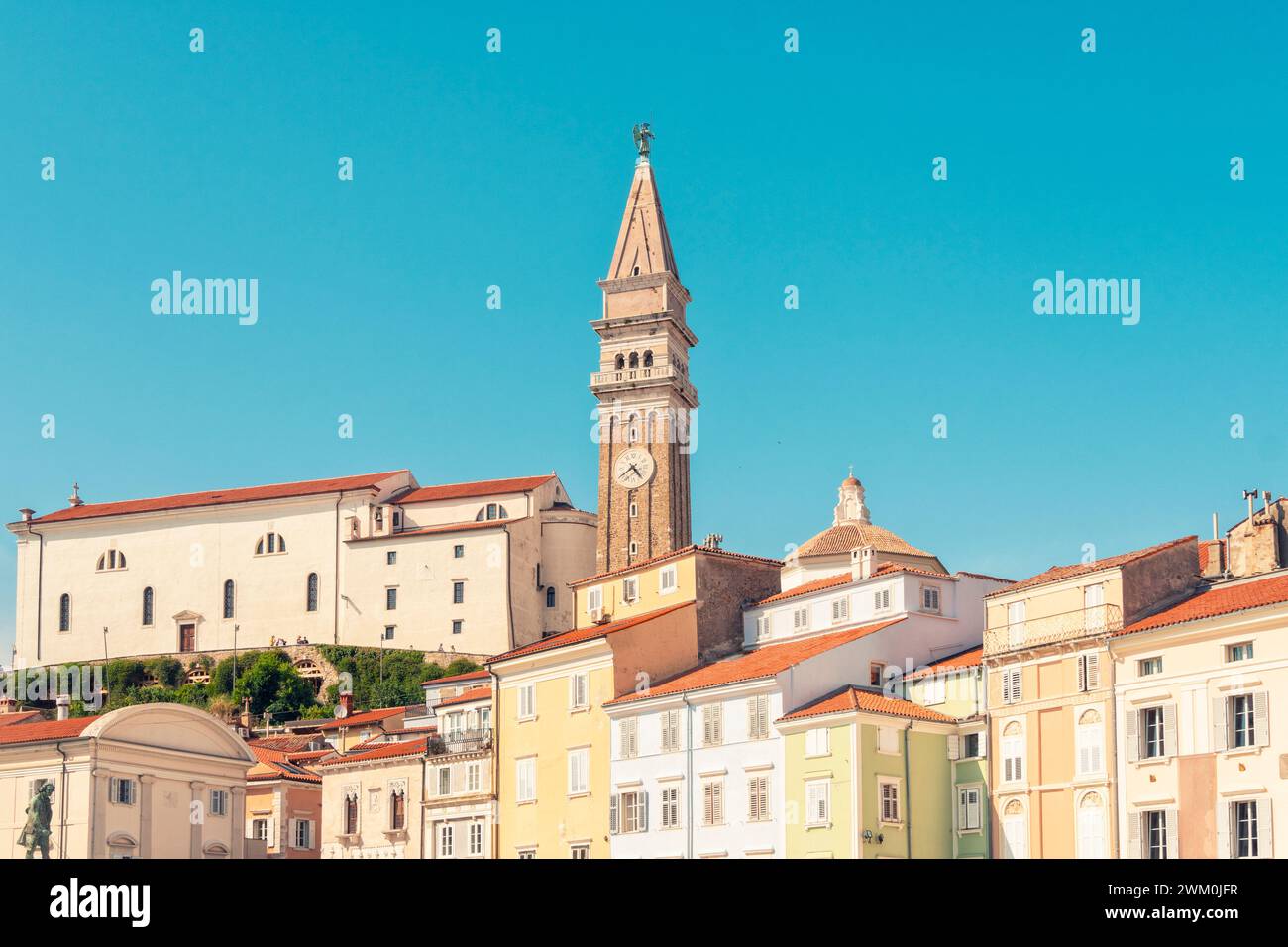 Slovénie, littoral-Karst, Piran, Tour du Duomo di San Giorgio et maisons environnantes Banque D'Images
