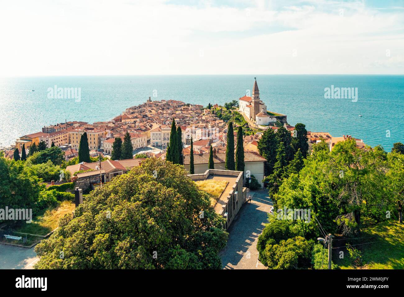 Slovénie, littoral-Karst, Piran, vue de la ville côtière en été avec une ligne d'horizon dégagée sur la mer Adriatique en arrière-plan Banque D'Images