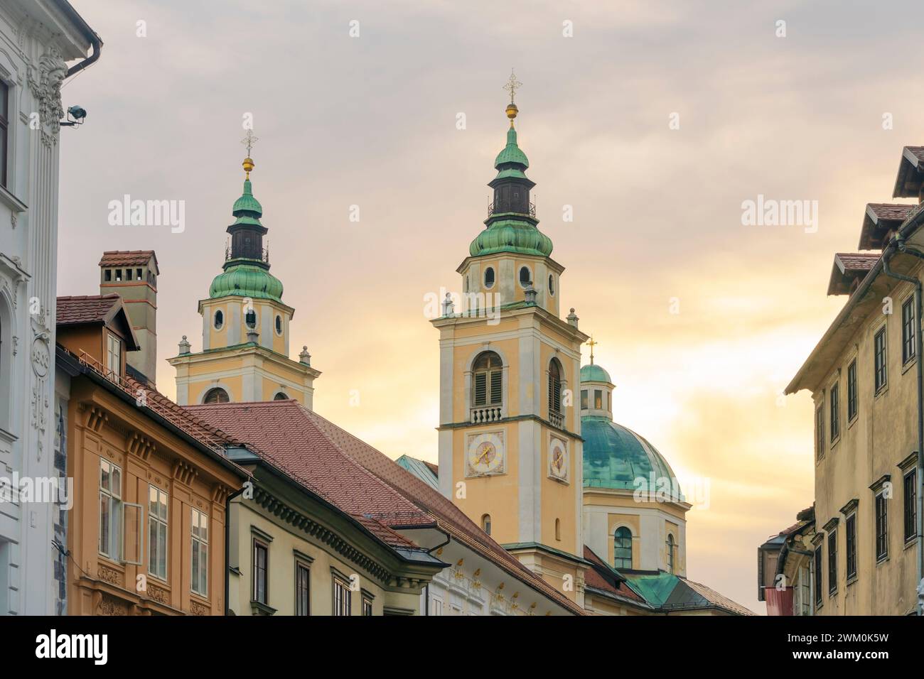 Slovénie, Ljubljana, clochers de la cathédrale Saint-Nicolas à l'aube Banque D'Images