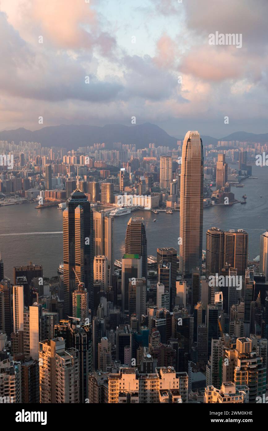Port Victoria près des bâtiments de la ville de Hong Kong sous ciel nuageux au coucher du soleil Banque D'Images