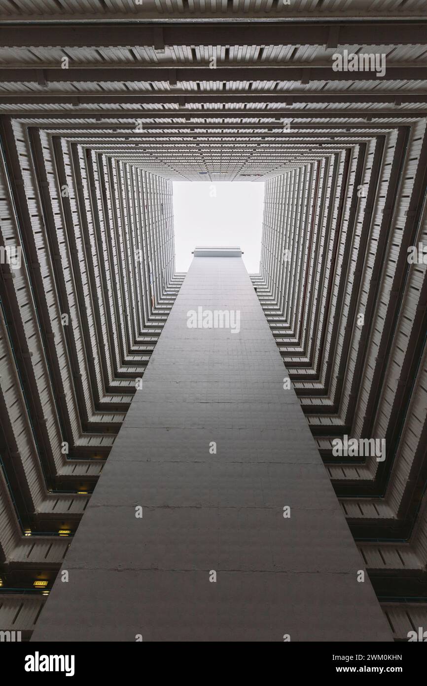 Bâtiment de forme carrée sous le ciel le jour ensoleillé Banque D'Images