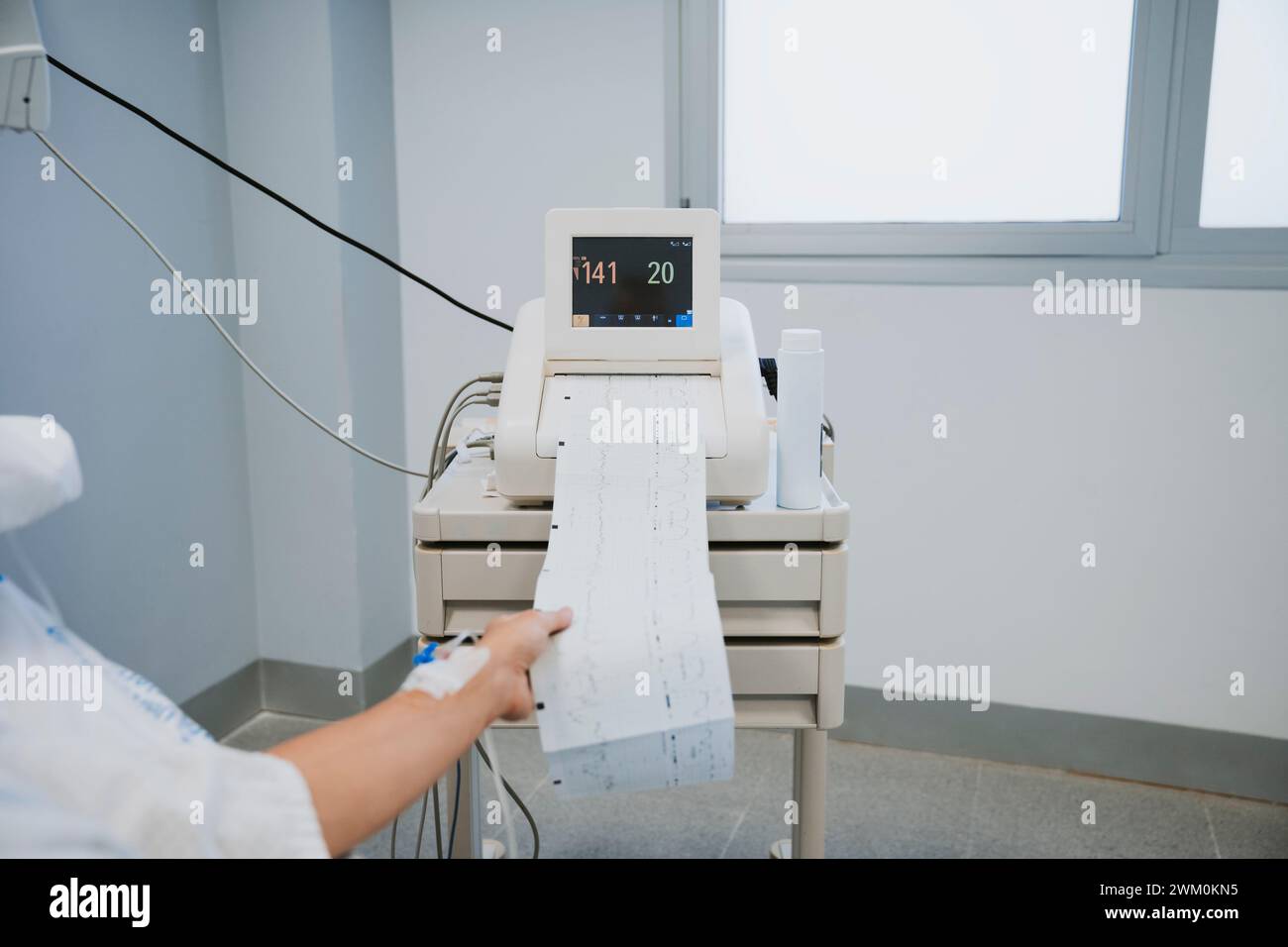 Main d'une femme tenant le compte-rendu médical en salle d'accouchement Banque D'Images