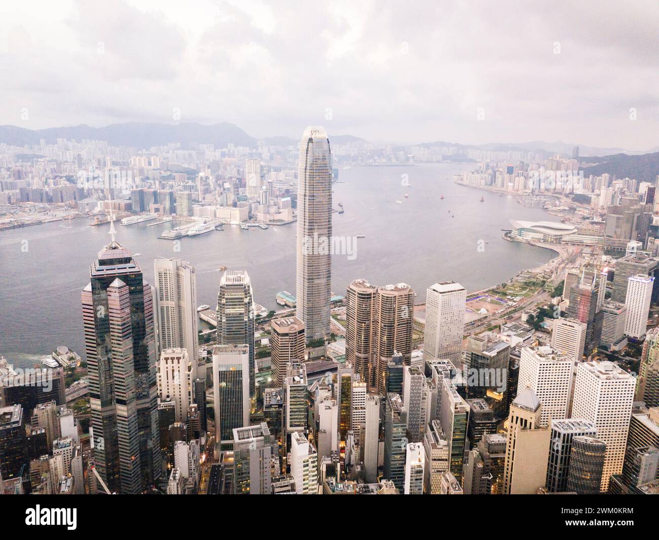Gratte-ciel modernes en face de la mer dans la ville de Hong Kong Banque D'Images