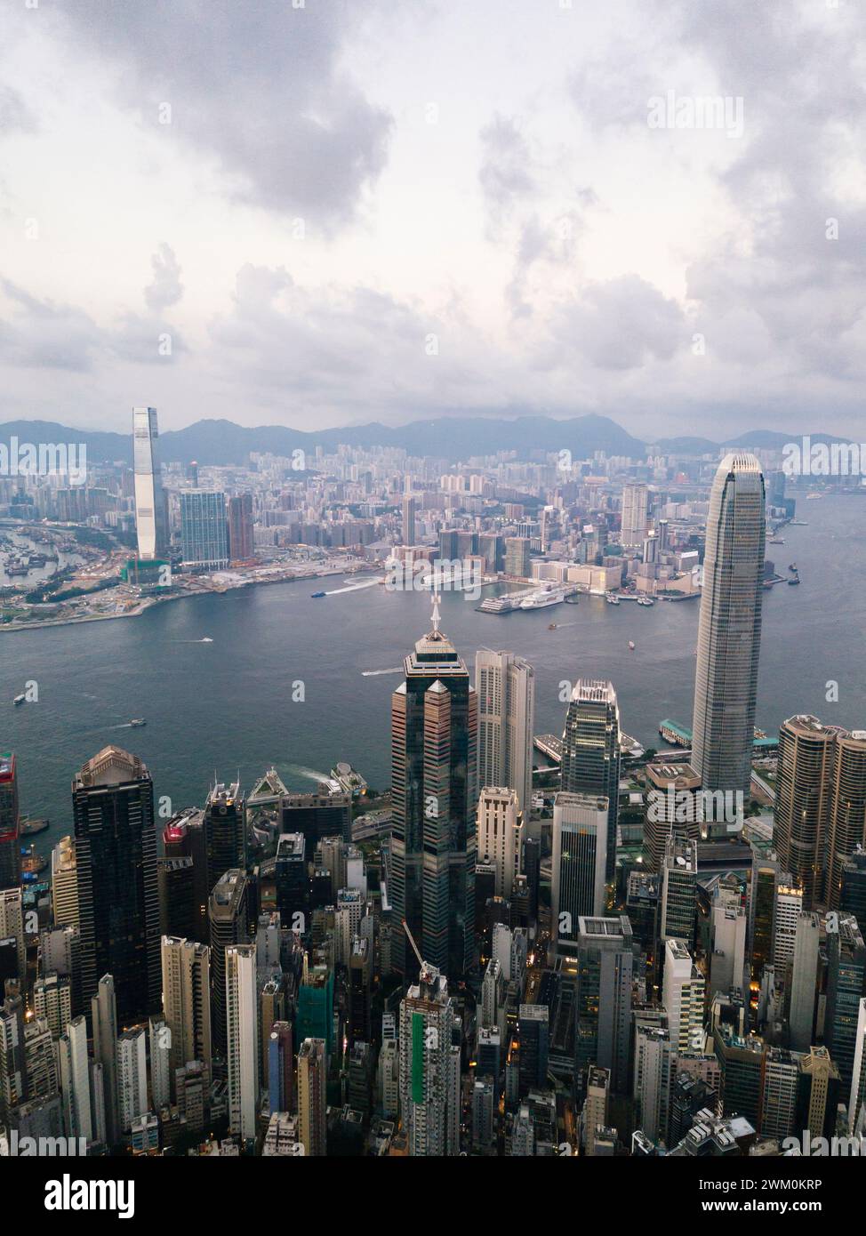 Gratte-ciel célèbres modernes en face de la mer dans la ville de Hong Kong Banque D'Images