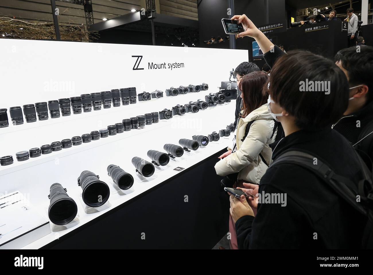 Yokohama, Japon. 23 février 2024. Les visiteurs regardent différents modèles d'objectifs Nikon pour le système de monture Z au CP Camera & photo Imaging Show 2024 à Pacifico Yokohama. Le salon CP présente les dernières technologies en matière d'appareils photo, de photographie et d'imagerie. L'exposition de cette année se tient au Pacifico Yokohama et en ligne jusqu'en février 25. (Crédit image : © Rodrigo Reyes Marin/ZUMA Press Wire) USAGE ÉDITORIAL SEULEMENT! Non destiné à UN USAGE commercial ! Banque D'Images