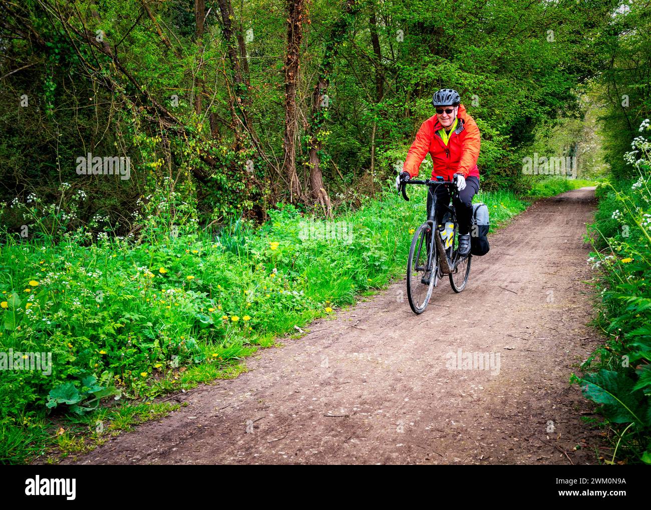 Homme senior cycliste le long de Cuckoo Trail dans l'est du Sussex, France Banque D'Images