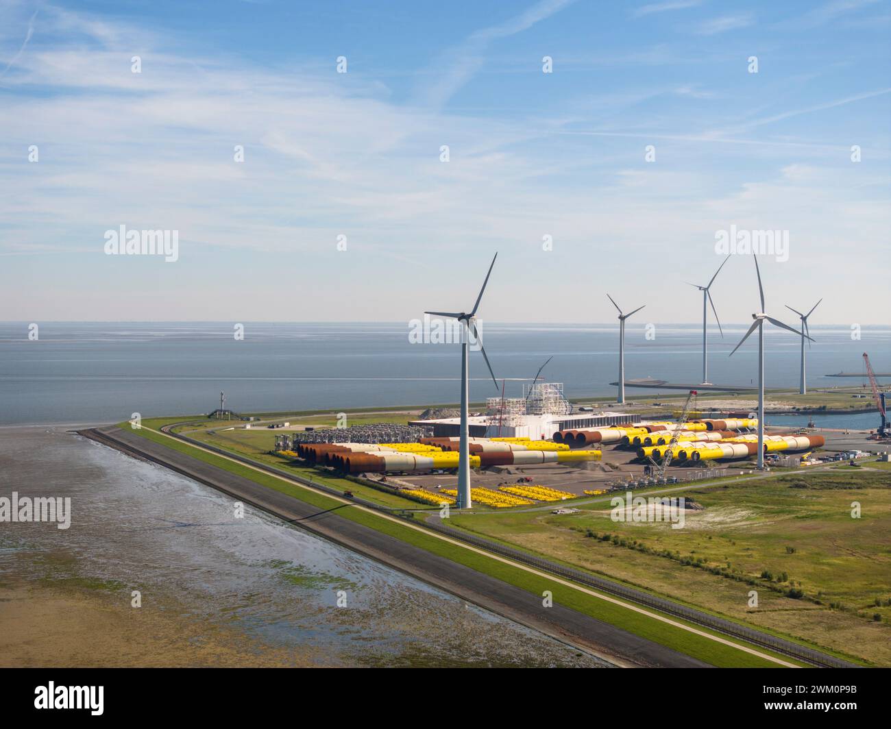 Pays-Bas, Province de Groningue, Eemshaven, vue aérienne des éoliennes devant le port maritime Banque D'Images