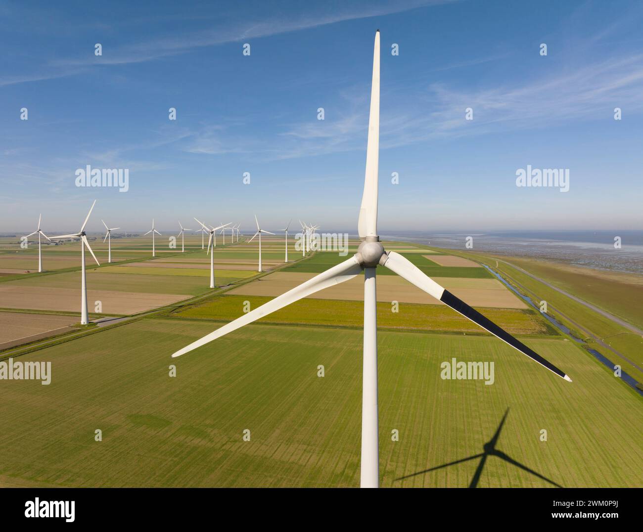 Éolienne expérimentale avec une pale peinte en noir pour réduire les collisions avec les oiseaux Banque D'Images