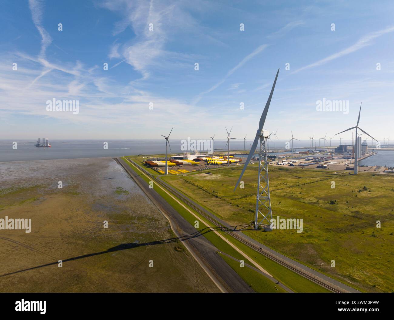 Pays-Bas, Province de Groningue, Eemshaven, vue aérienne des éoliennes devant le port maritime Banque D'Images