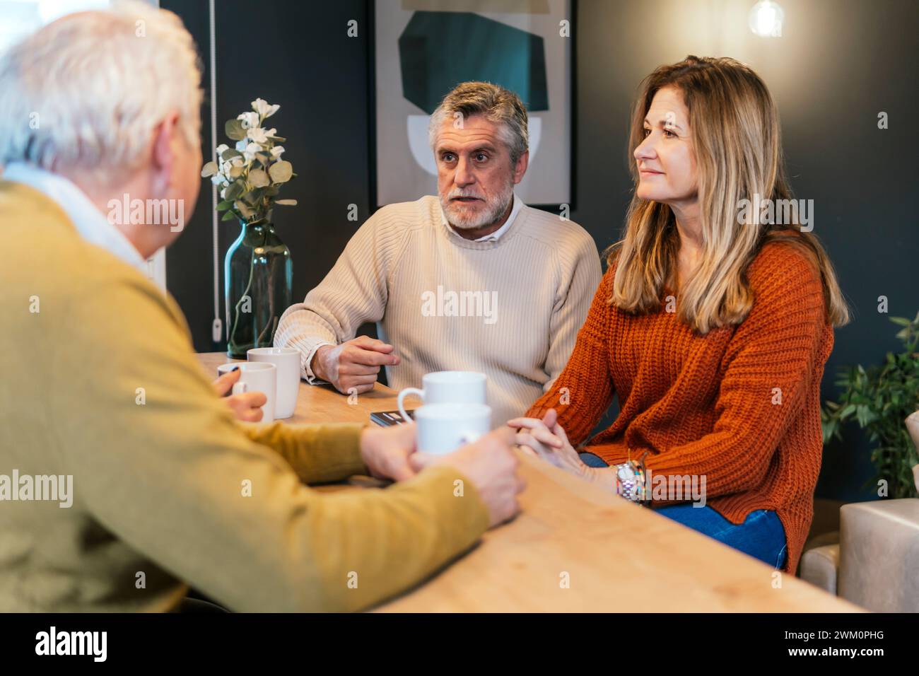 Des amis qui passent du temps entre eux à la maison Banque D'Images