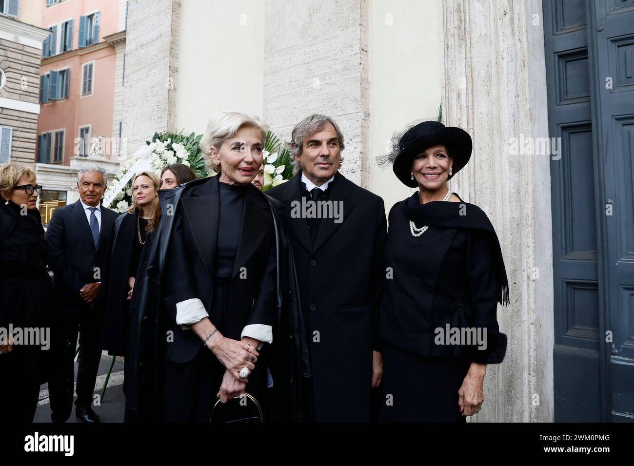 Roma, Italie. 23 février 2024. Foto Cecilia Fabiano/LaPresse 23 Febbraio 2024 Roma, Italia - Cronaca - I funerali di ira von F&#xfc;rstemberg presso la chiesa degli artisti in piazza del Popolo Nella foto : Hubertus von Hohenlohe-Langenburg, Simona Gandolfi, Marisela Federici 23 février 2024 Roma, Italie - ira von F&#xfc;rstemberg Hubertus von Hohenlohe-Langenburg, Simona Gandolfi, Marisela Federici crédit : LaPresse/Alamy Live News Banque D'Images