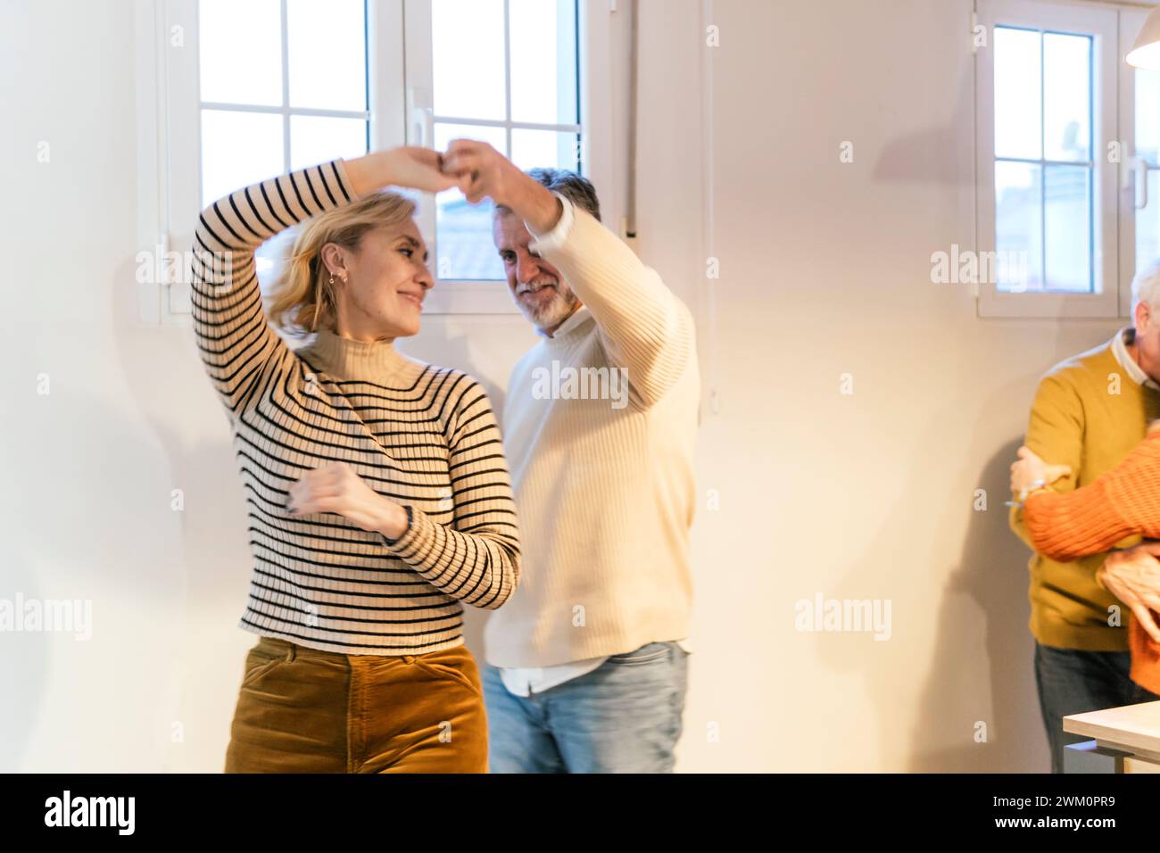 Couple heureux dansant à la fête de la retraite Banque D'Images