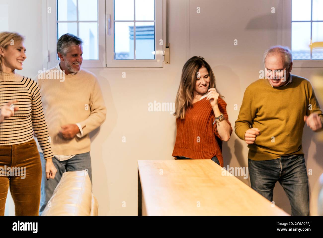 Heureux amis appréciant à la fête de retraite à la maison Banque D'Images