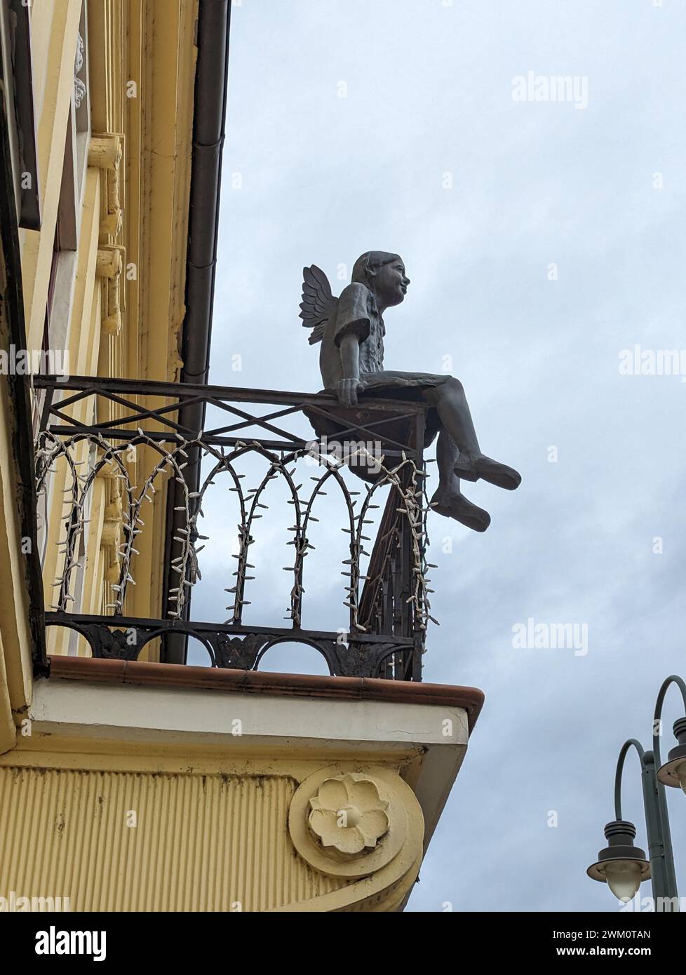 Sculpture d'ange appuyée sur un balcon sur la place centrale de Presov, Slovaquie Banque D'Images