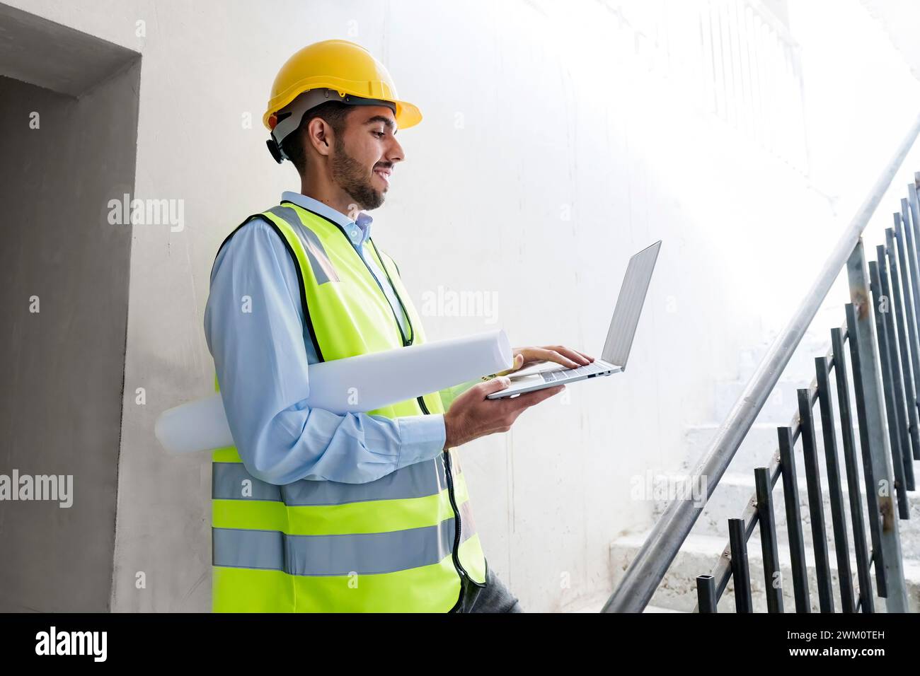 Architecte utilisant un ordinateur portable sur les marches du site Banque D'Images