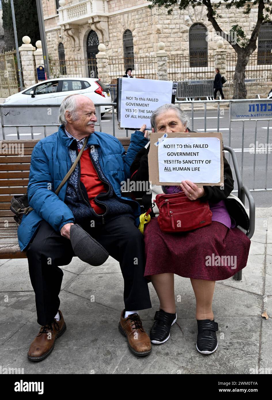 Jérusalem, Israël. 23 février 2024. Un couple israélien âgé tient des pancartes appelant à de nouvelles élections lors d’une manifestation appelant à un cessez-le-feu dans la guerre Israël-Hamas le vendredi 23 février 2024 à Jérusalem. Photo de Debbie Hill/ crédit : UPI/Alamy Live News Banque D'Images