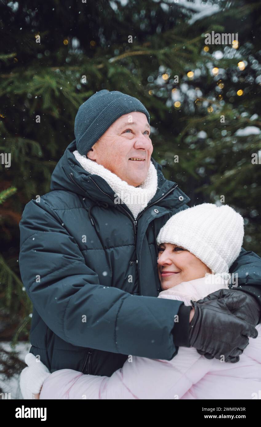 Homme mûr embrassant la femme en vacances en hiver Banque D'Images